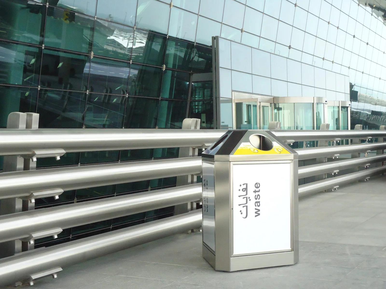 Original-Müllcontainer am Hamad International Airport