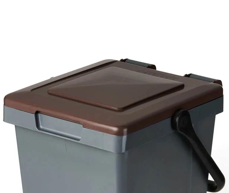 MINIMAX in its 23- and 25-litre-version with brown lid and dark grey body, both in recycled post-consumer PP Second-Life-Plastic, is a classic of sorted food waste collection.