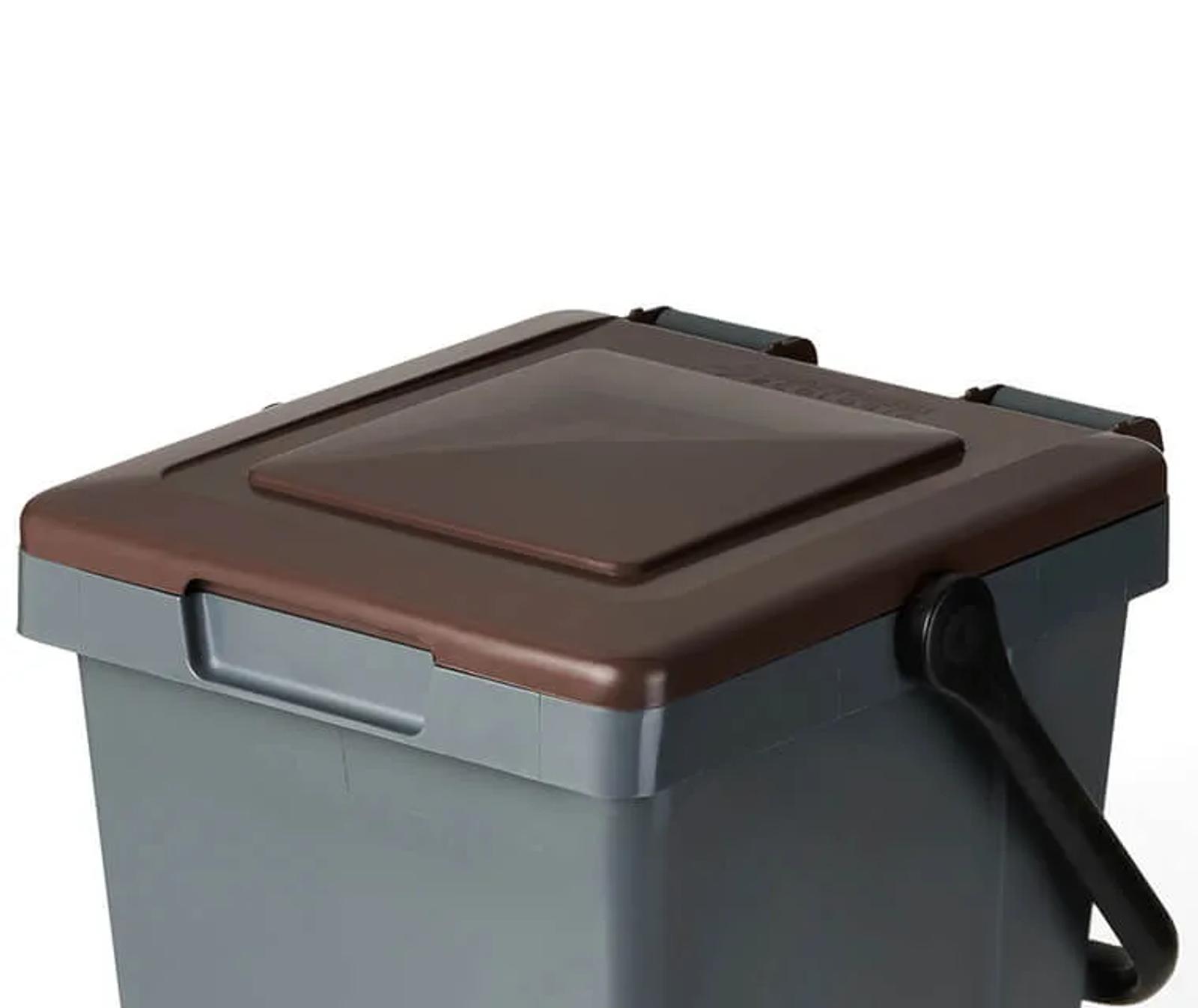 MINIMAX in its 23- and 25-litre-version with brown lid and dark grey body, both in recycled post-consumer PP Second-Life-Plastic, is a classic of sorted food waste collection.
