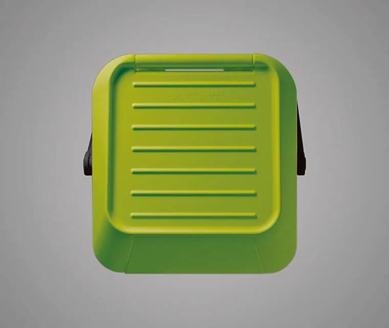 Thanks to its special shape, the lid can be used to place objects on it.