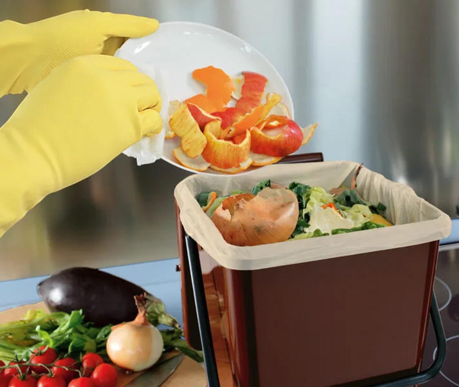 Food waste caddy occupying minimal storage space but offering maximum capacity; can easily be positioned under the sink or on the kitchen worktop.