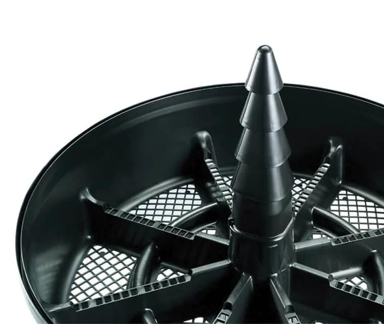 The base of COMPOSTER 310 is made from a particular sturdy single piece and is provided with a dense network of holes for interchange with the ground and aeration channels, which are essential to favour aeration from below.
The central aeration cone has non-clogging slits.