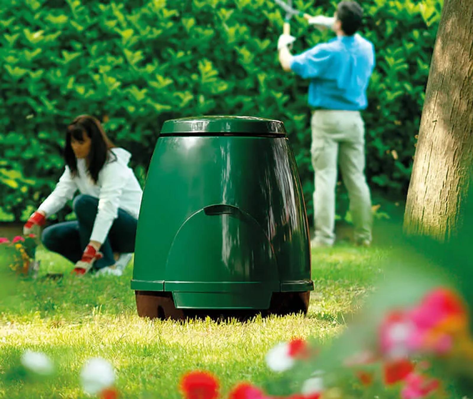 The COMPOSTER 310 combines all the advantages of home composting with a unique design, making it a piece of garden furniture in its own right.