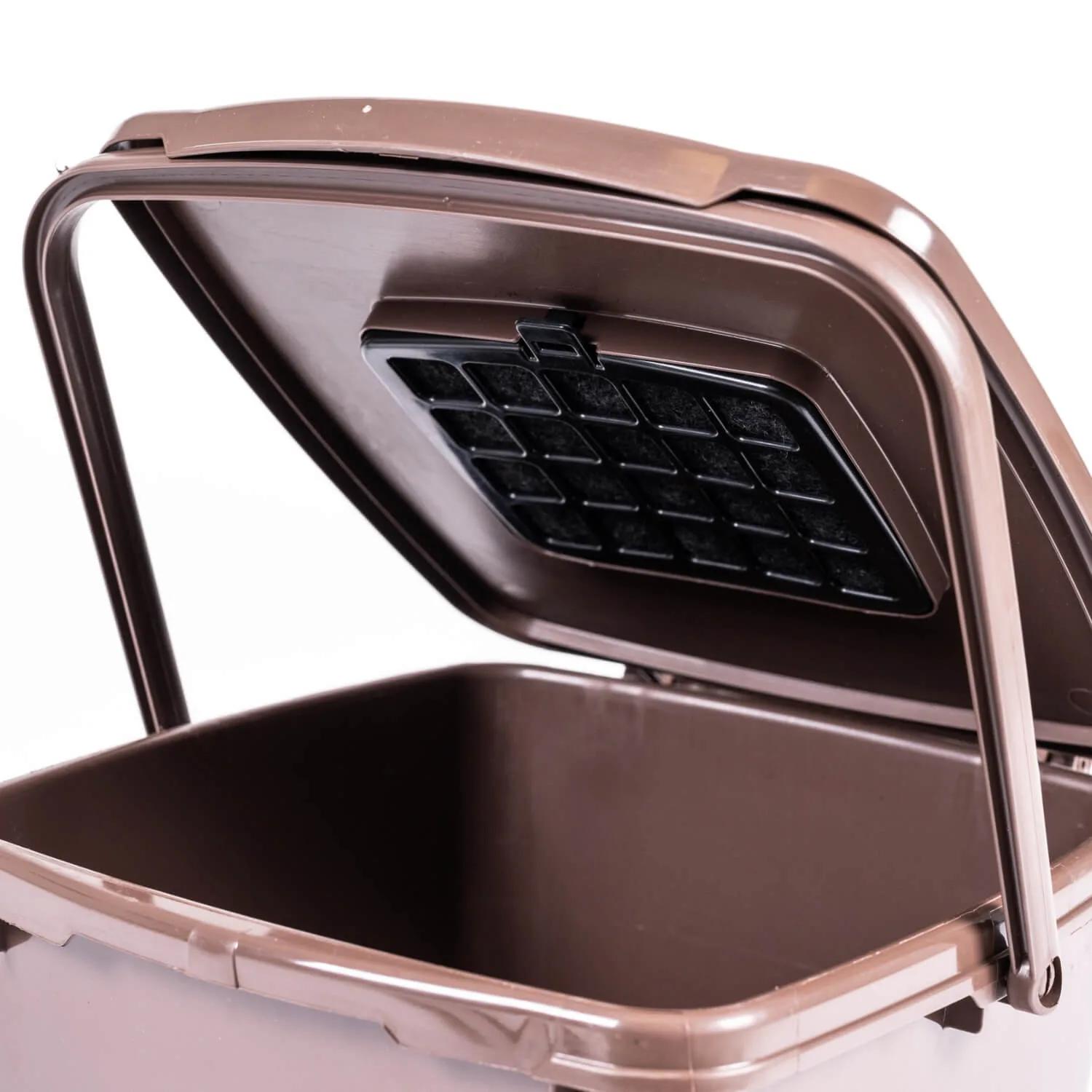 The inside of the vented lid in the MINIMAX PRO 5, 7 and 10-litre versions has a slot that can house an activated carbon odour filter or biofilter, while the clip on the lid and the contoured edge ensure a tight seal.