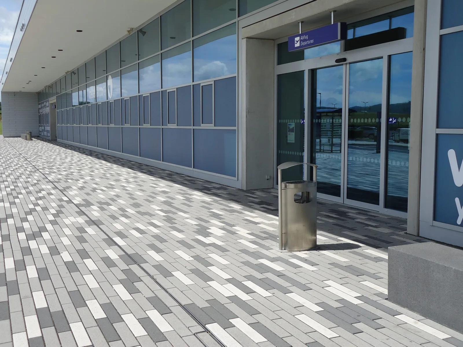 TK11 Papierkorb am Flughafen Kassel Calden mit integriertem Ascher
