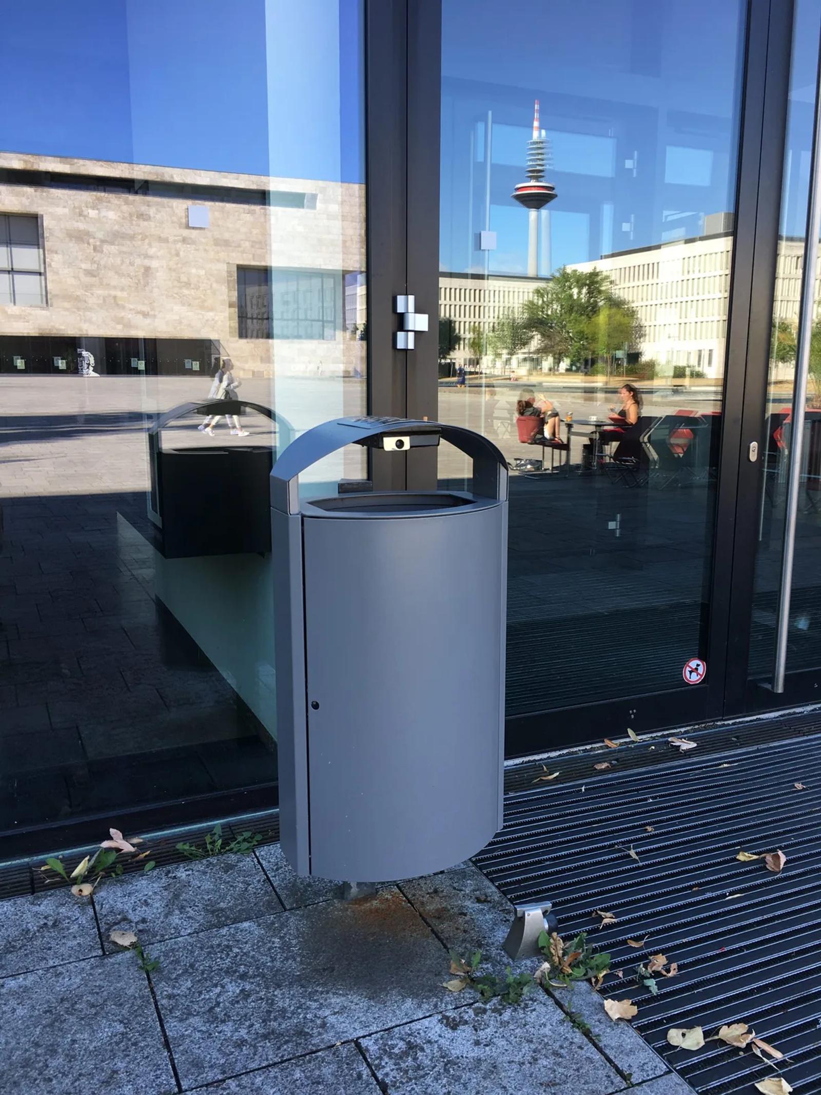 Kendo-Abfallbehälter vor einem Café, Goethe Universität Frankfurt, campus