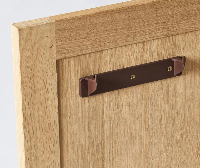 Thanks to the optional hanger, the vented kitchen caddy can also be mounted on the inside of a kitchen cabinet.