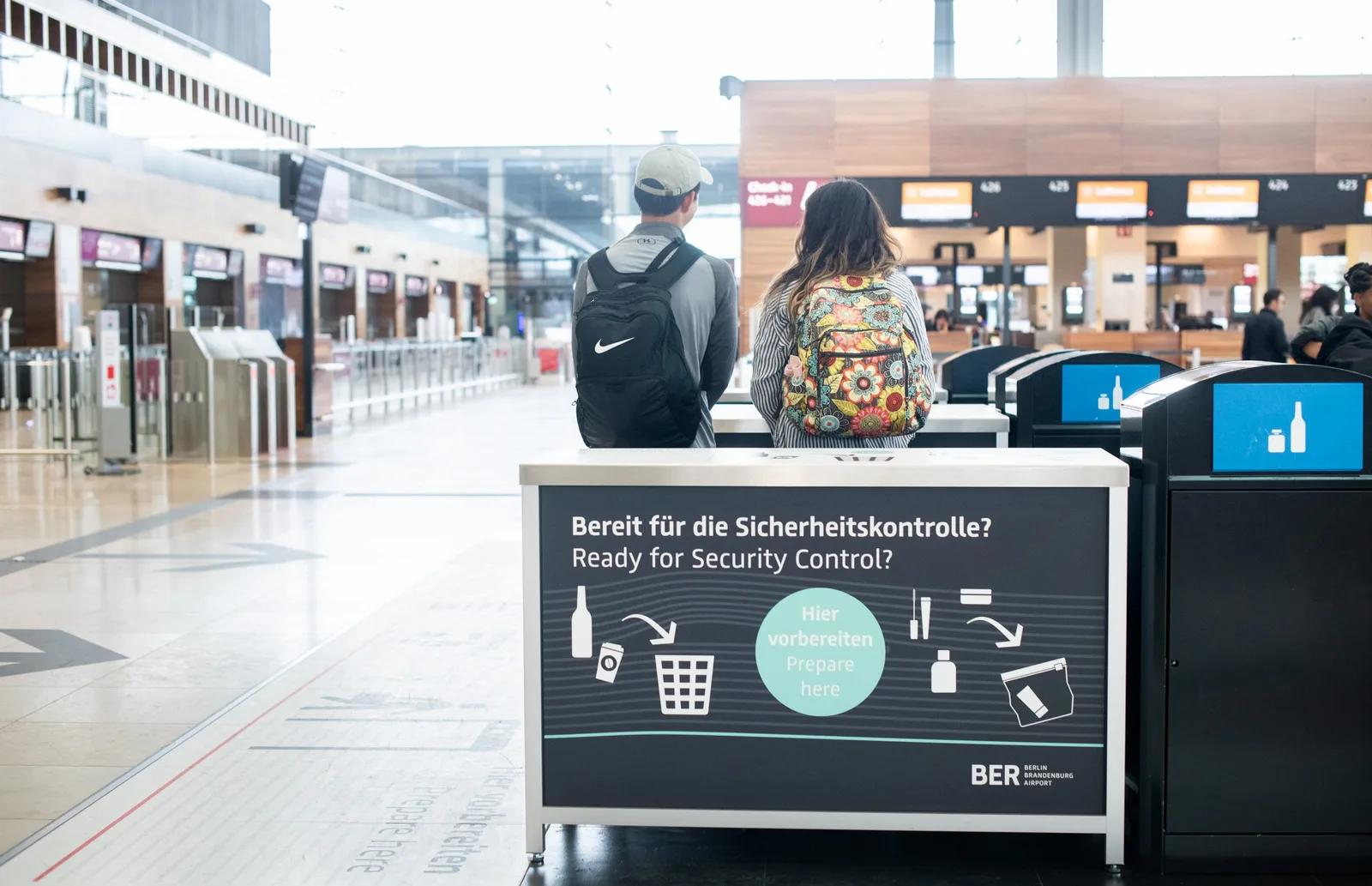 Flughafen Berlin Brandenburg BER; Projekte Terminal 1, Abfallbehälter an der Sicherheitskontrolle