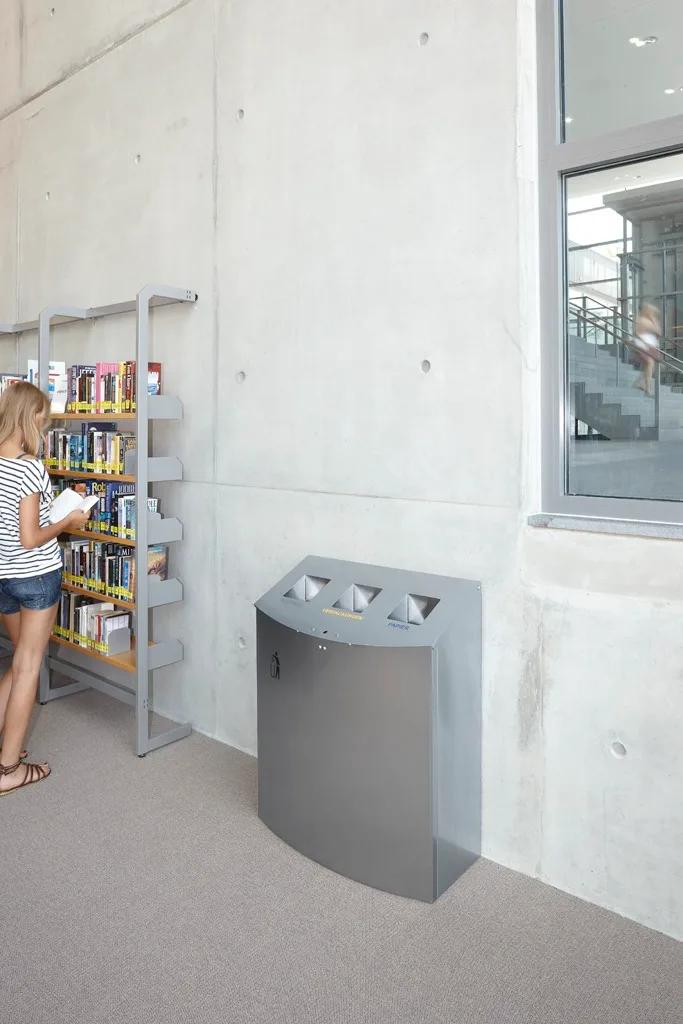 Steelwall-Mülltonne in der Bibliothek