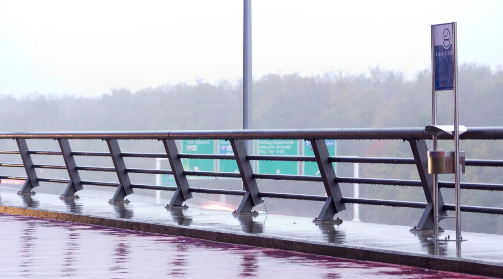 TDA11 Standascher im regen, Aschenbecher, The Squaire/FFM