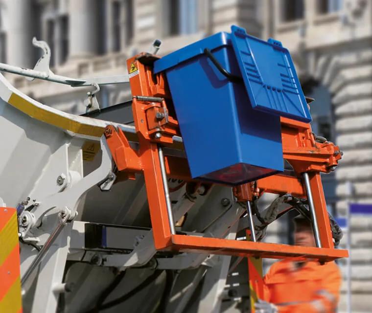 COMBY is equipped with an EN 840-compliant front comb receiver for mechanised emptying and presents a series of winning characteristics of a product which leads the field in terms of strength, good looks and operating functionality.