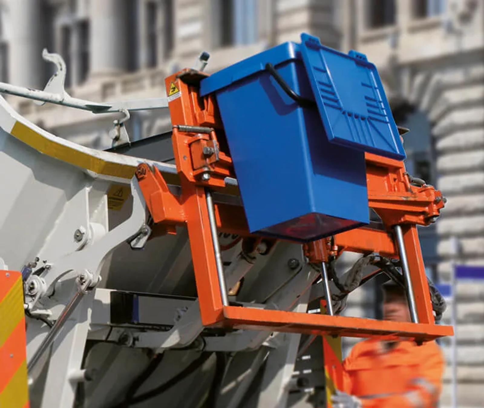 COMBY is equipped with an EN 840-compliant front comb receiver for mechanised emptying and presents a series of winning characteristics of a product which leads the field in terms of strength, good looks and operating functionality.