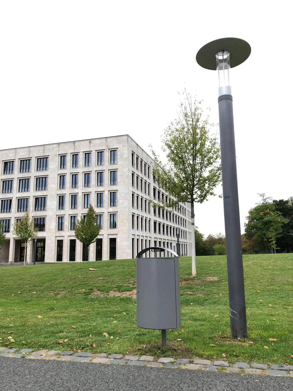 Kendo-Behälter an einer Grünfläche / Goethe-Universität Frankfurt