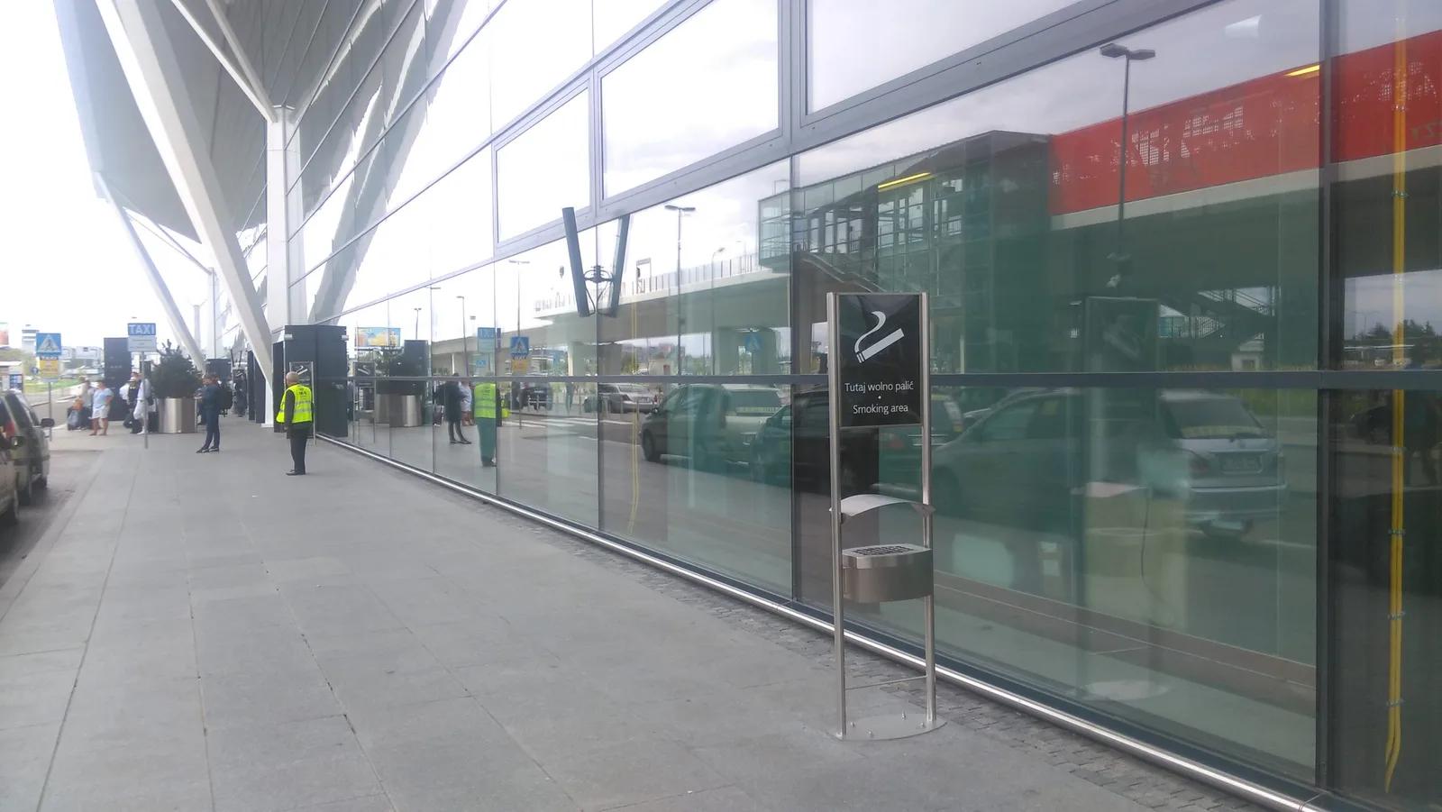 Standascher vor dem Lech Walesa Flughafen Danzig