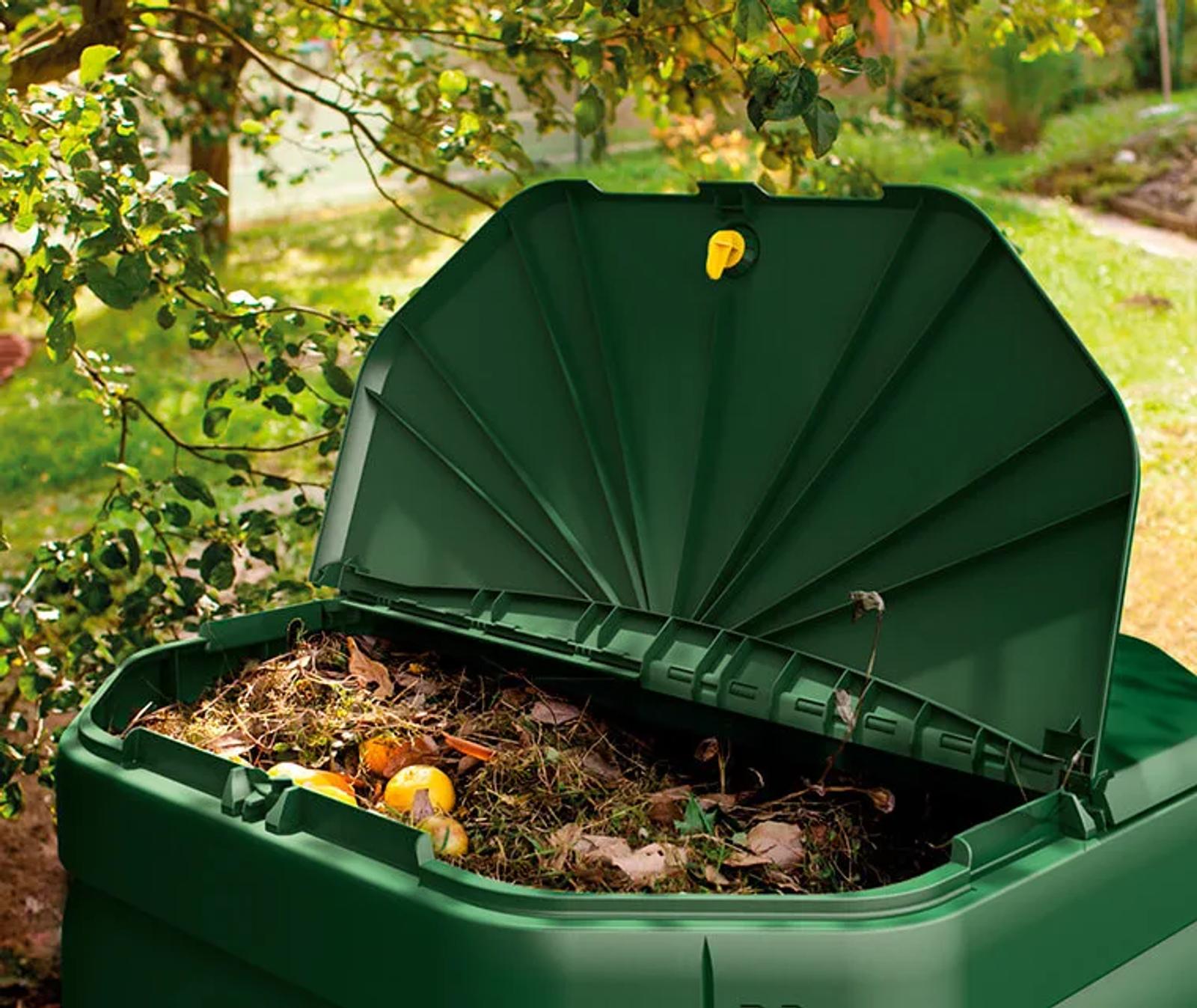 The cover of COMPOSTER 300 is made of two independent flap lids, hinged together across the centre, complete with a wind-proof latch mechanism.