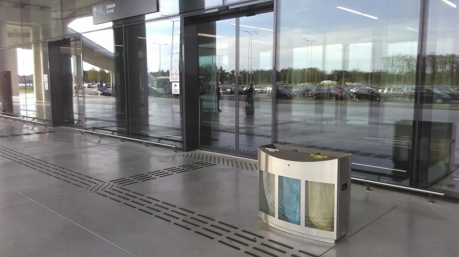 FT3-Behälter am lech walesa Flughafen danzig
