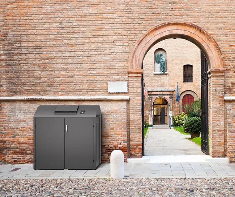 BIOX is an elegant housing unit with top quality finishes, ideal for placing in urban environments, especially in old town centres.
Wheeled containers, for mechanised emptying in accordance with EN 840 standard, can be placed inside.
