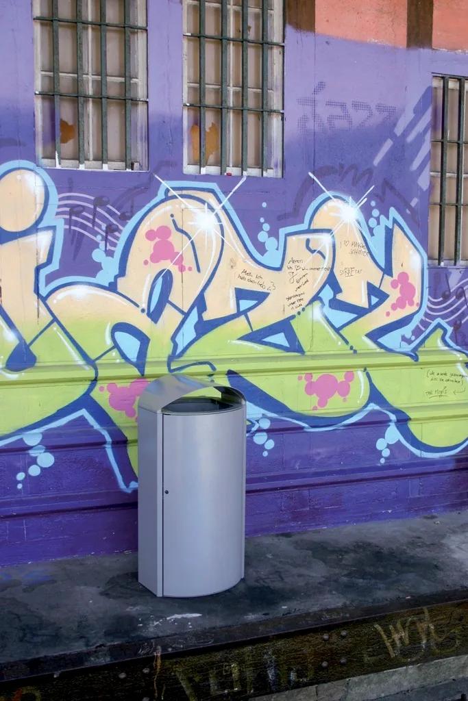sauberer Kendo-Behälter vor einer Graffiti-Wand