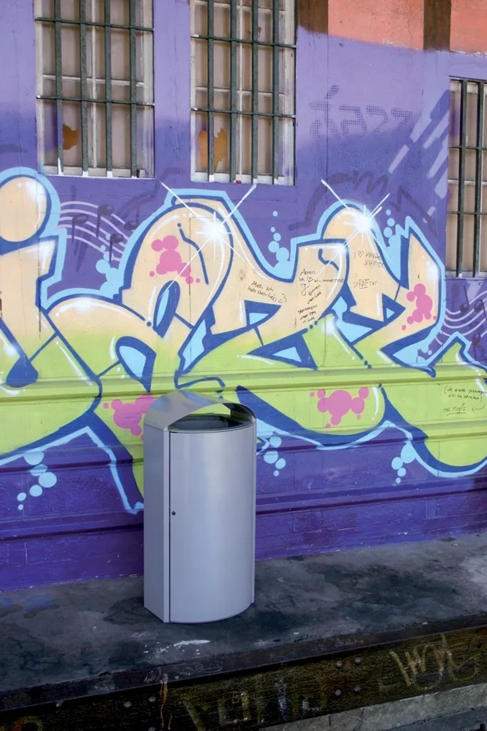 sauberer Kendo-Behälter vor einer Graffiti-Wand