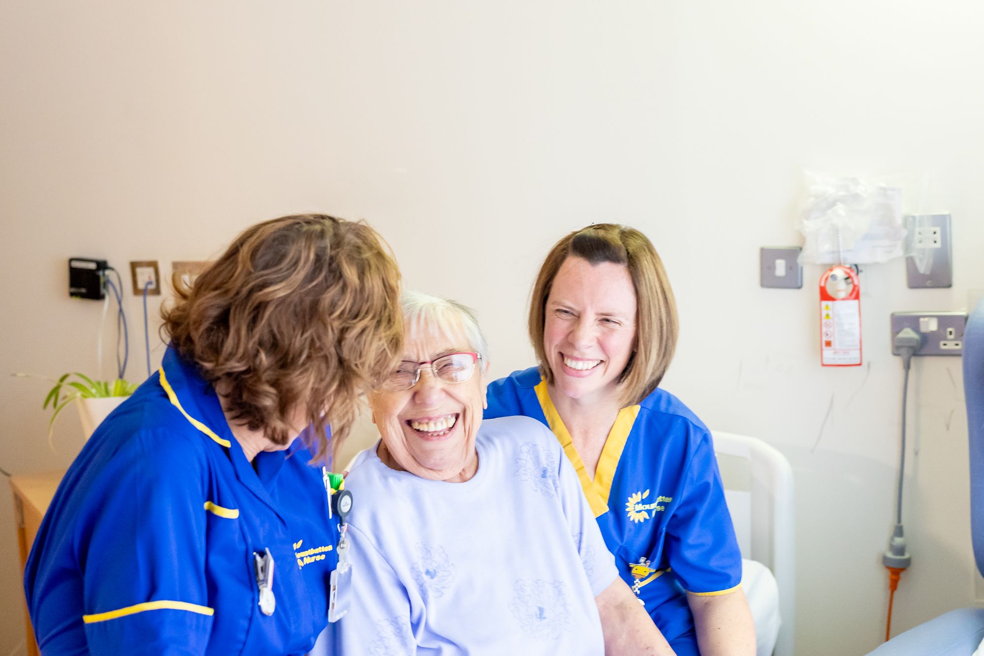 Mountbatten nurses with patient at the Mountbatten Hospice.
