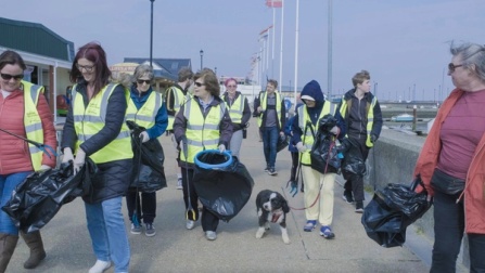 Rubbish Networking attendees picking up litter