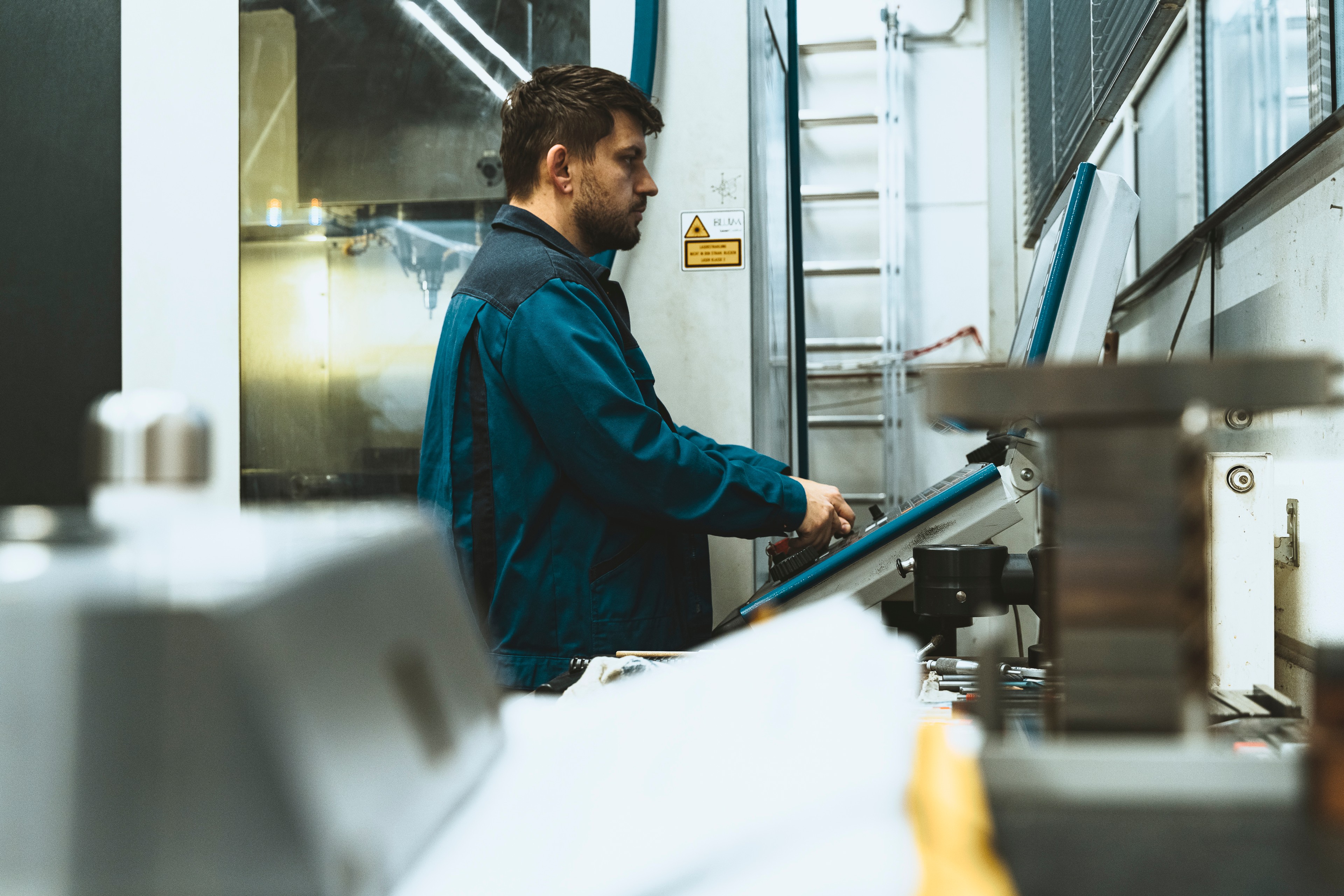 Werkzeugmacher an der CNC-Fräsmaschine