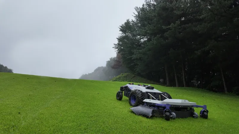 PANDAG G1 used for autonomous mowing at a KLPGA tournament course