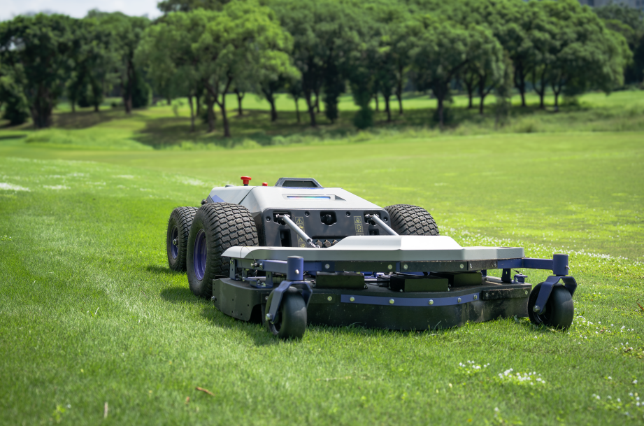 PandaG G1 mowing golf course