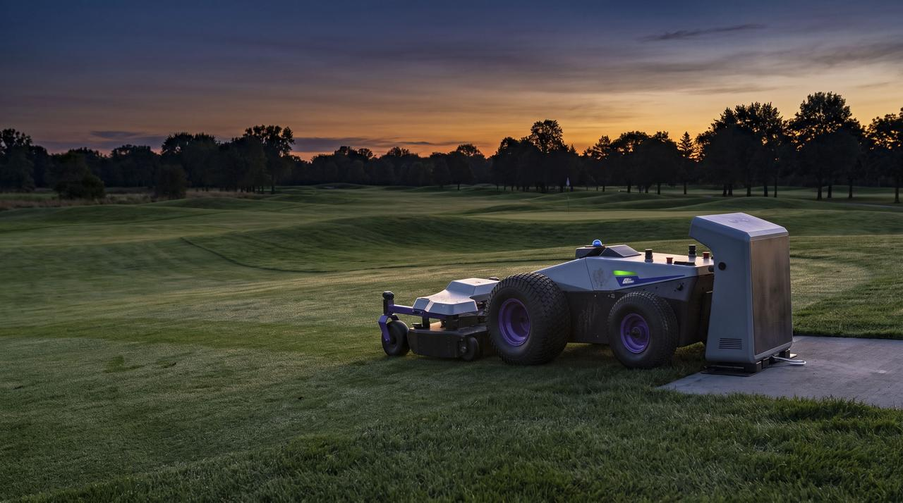 PANDAG G1 automatic charging setup for commercial robotic mowing