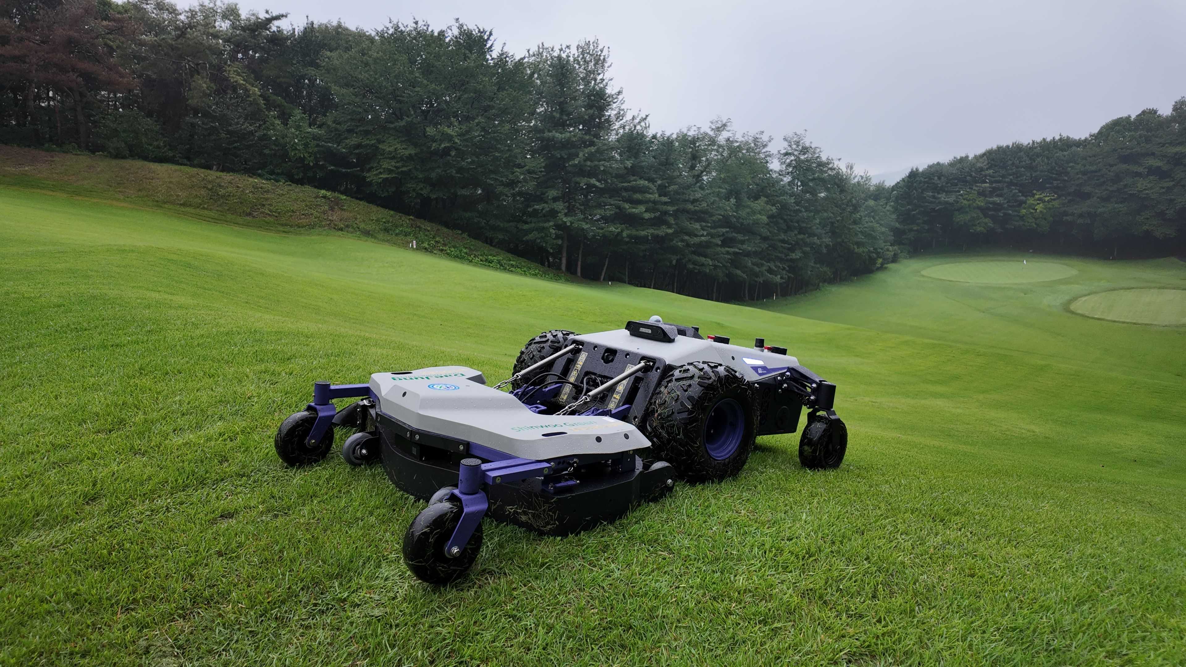 PANDAG G1 commercial robotic mower on a KLPGA golf course