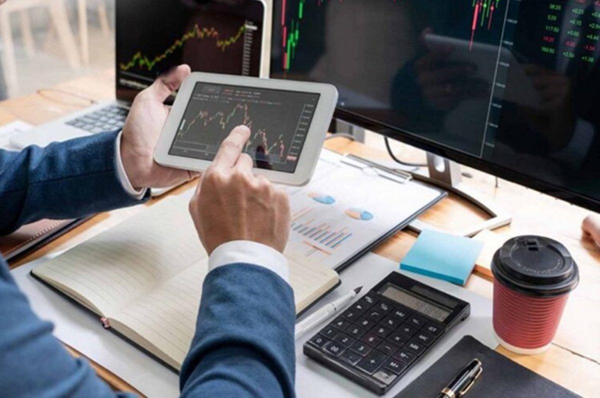 Investment Adviser vs. Broker: What's the Difference? 