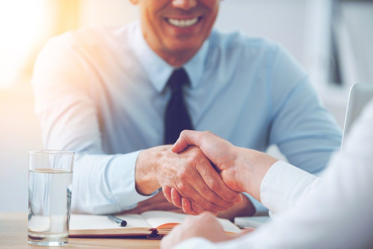 How to choose the right company to further your career as a financial broker
