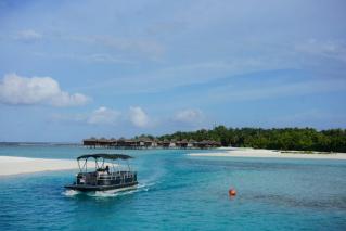 Pontoon boat between Dhigu and Veli