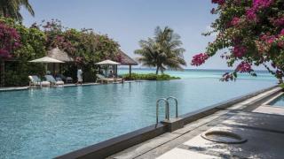 Four Seasons Landaa Giraavaru Swimming Pool