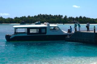 Dhigu transfer boat