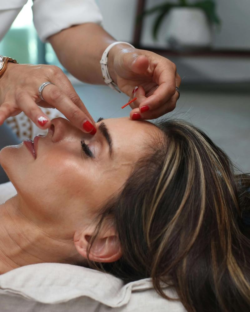 une femme recevant un traitement médico-esthétique