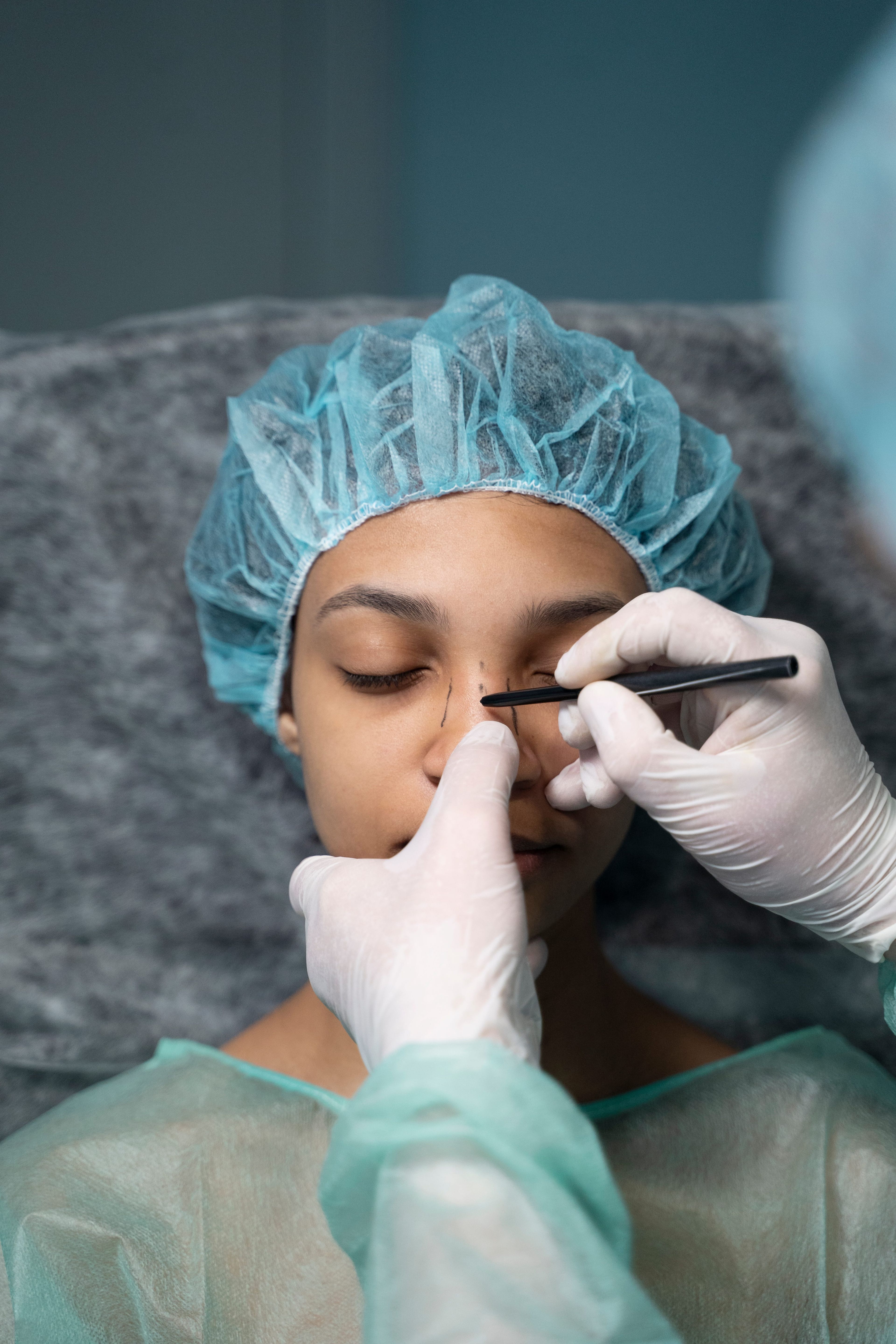 médecin examinant le nez du patient avant l'opération