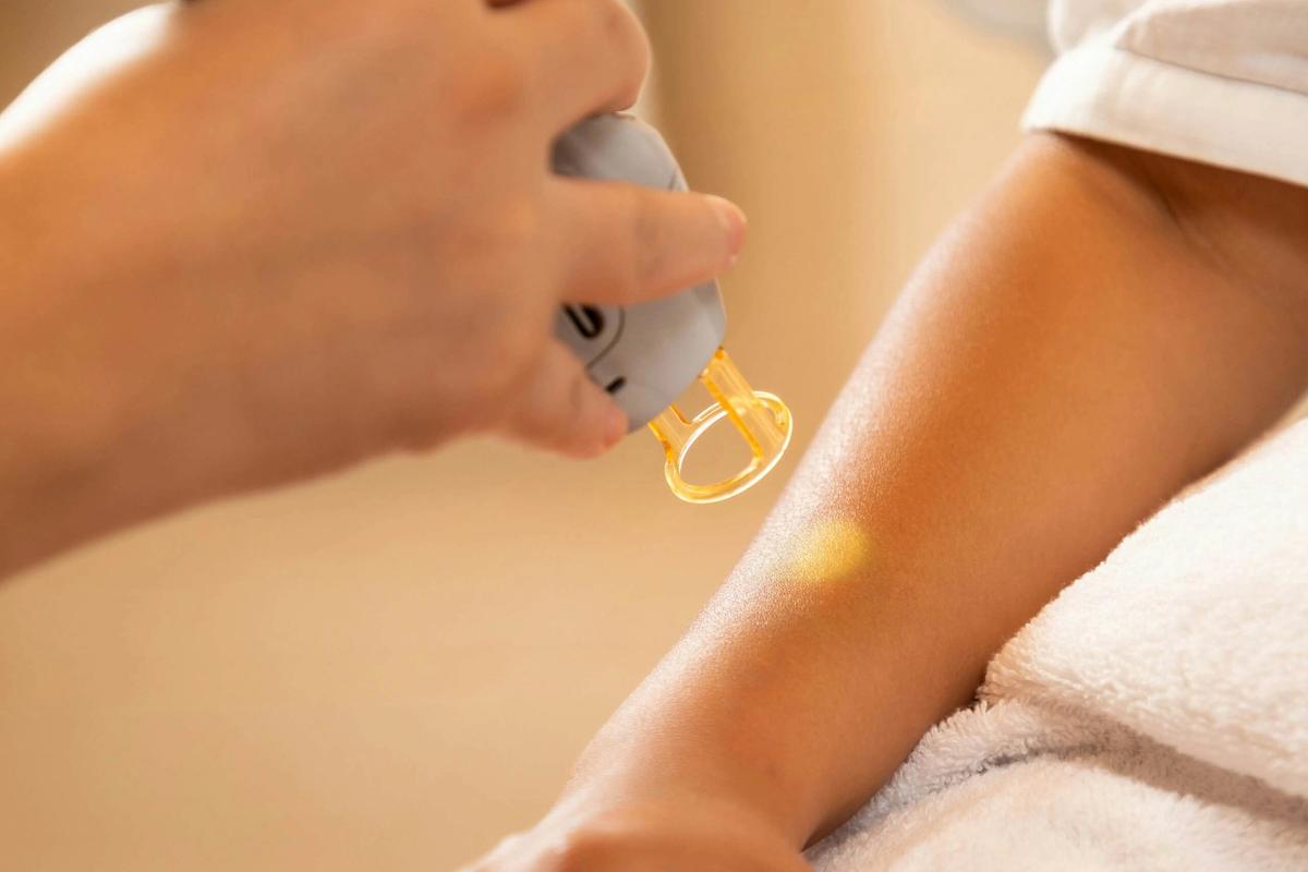 Un patient recevant un traitement dermatologique