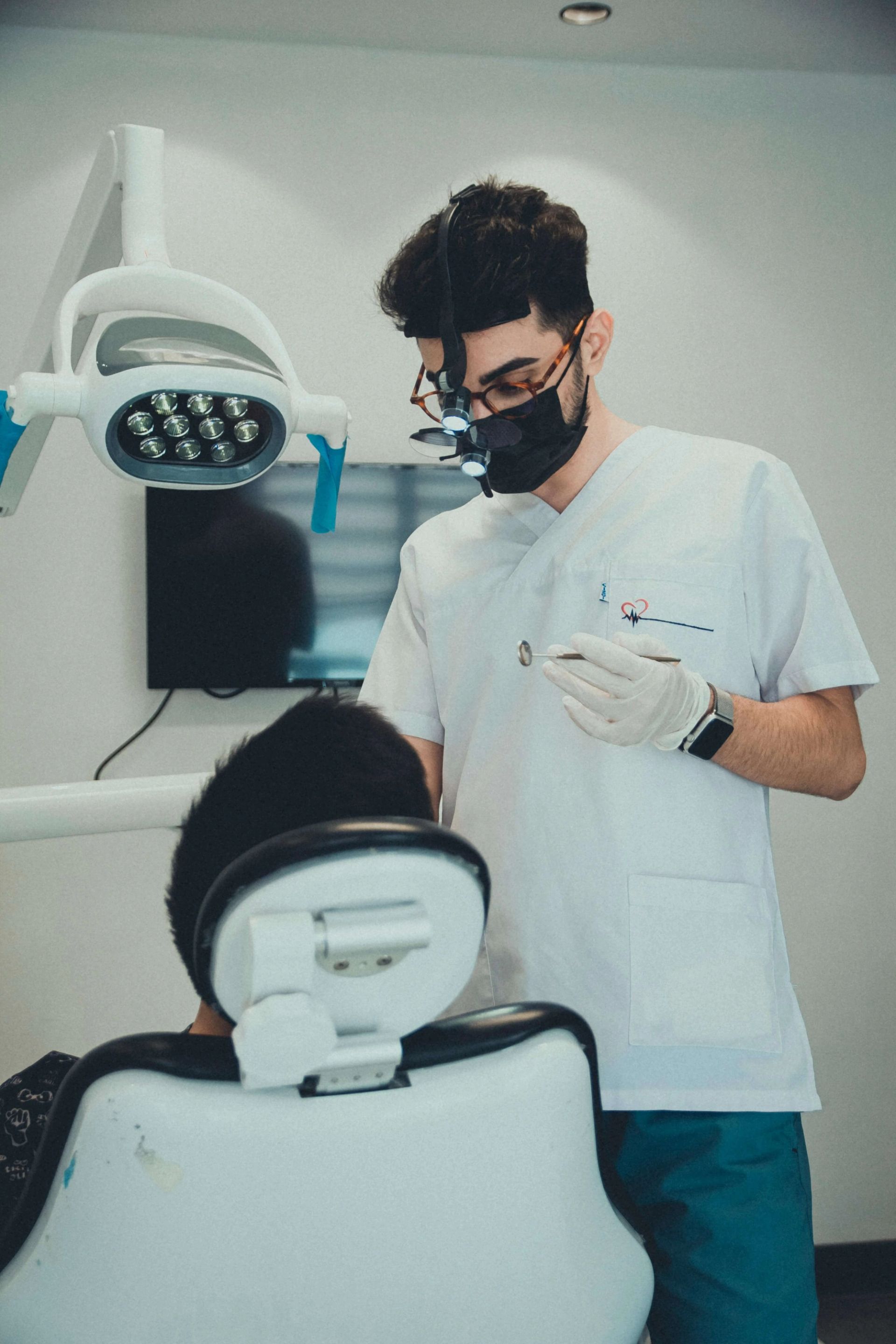 Paziente che riceve cure dentali professionali in una clinica moderna in Tunisia