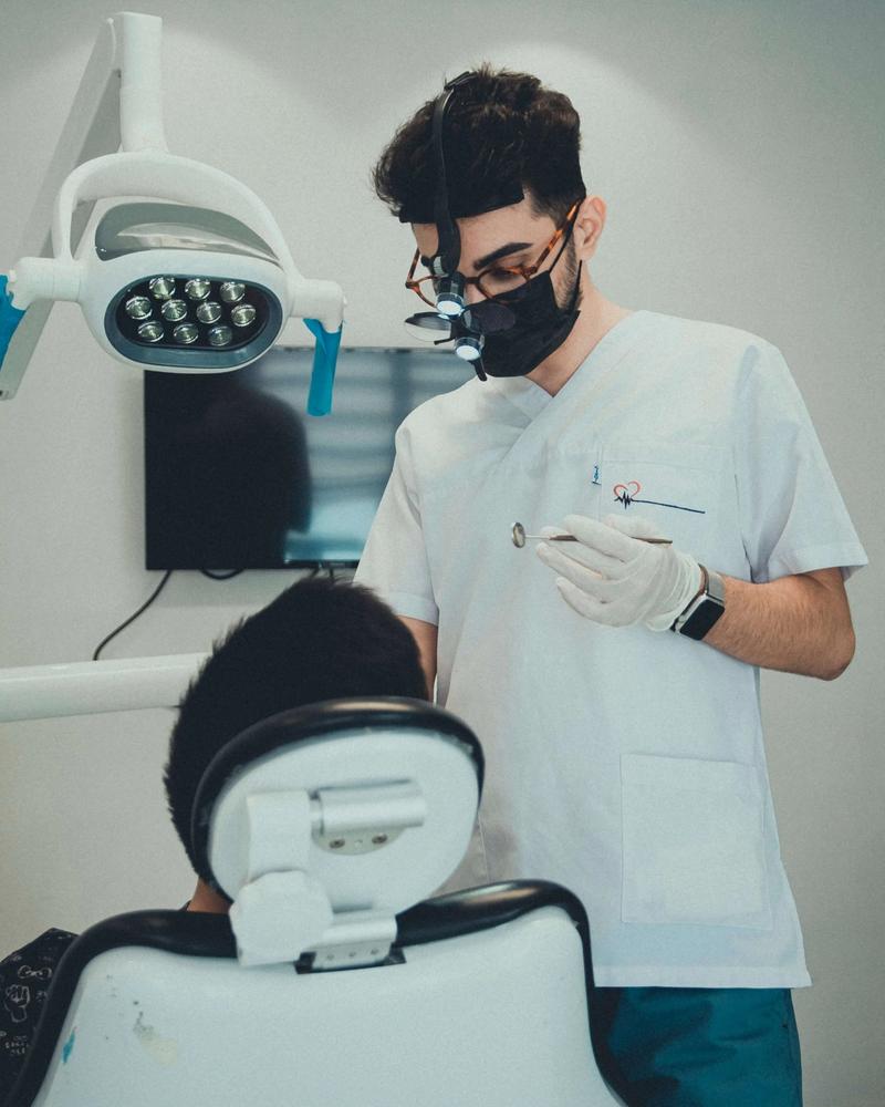 Patiente recevant des soins dentaires professionnels dans une clinique moderne en Tunisie