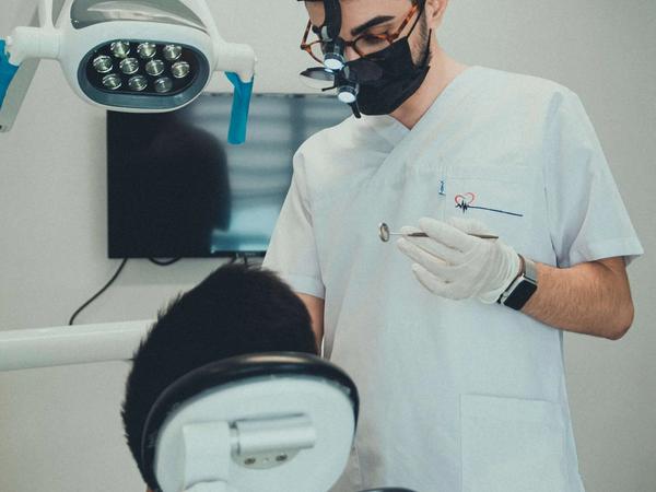 Patiente recevant des soins dentaires professionnels dans une clinique moderne en Tunisie