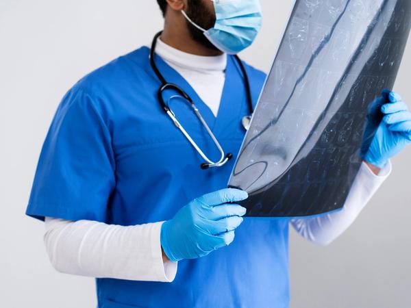 radiographie du profil d'une infirmière regardant