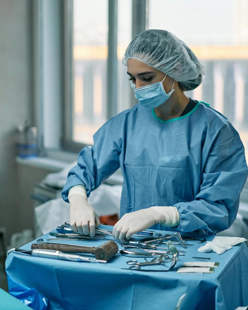 Le médecin prépare le matériel pour l'opération.