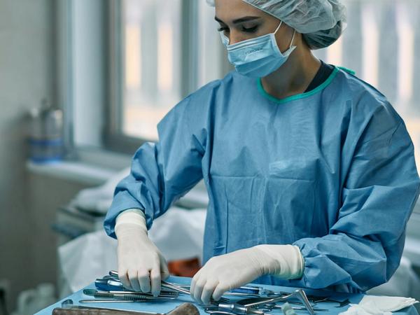 Le médecin prépare le matériel pour l'opération.