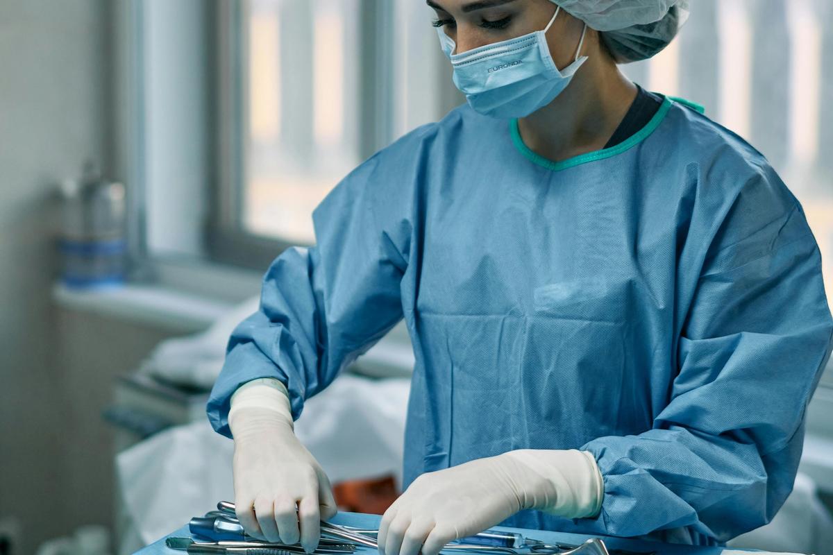 Le médecin prépare le matériel pour l'opération.