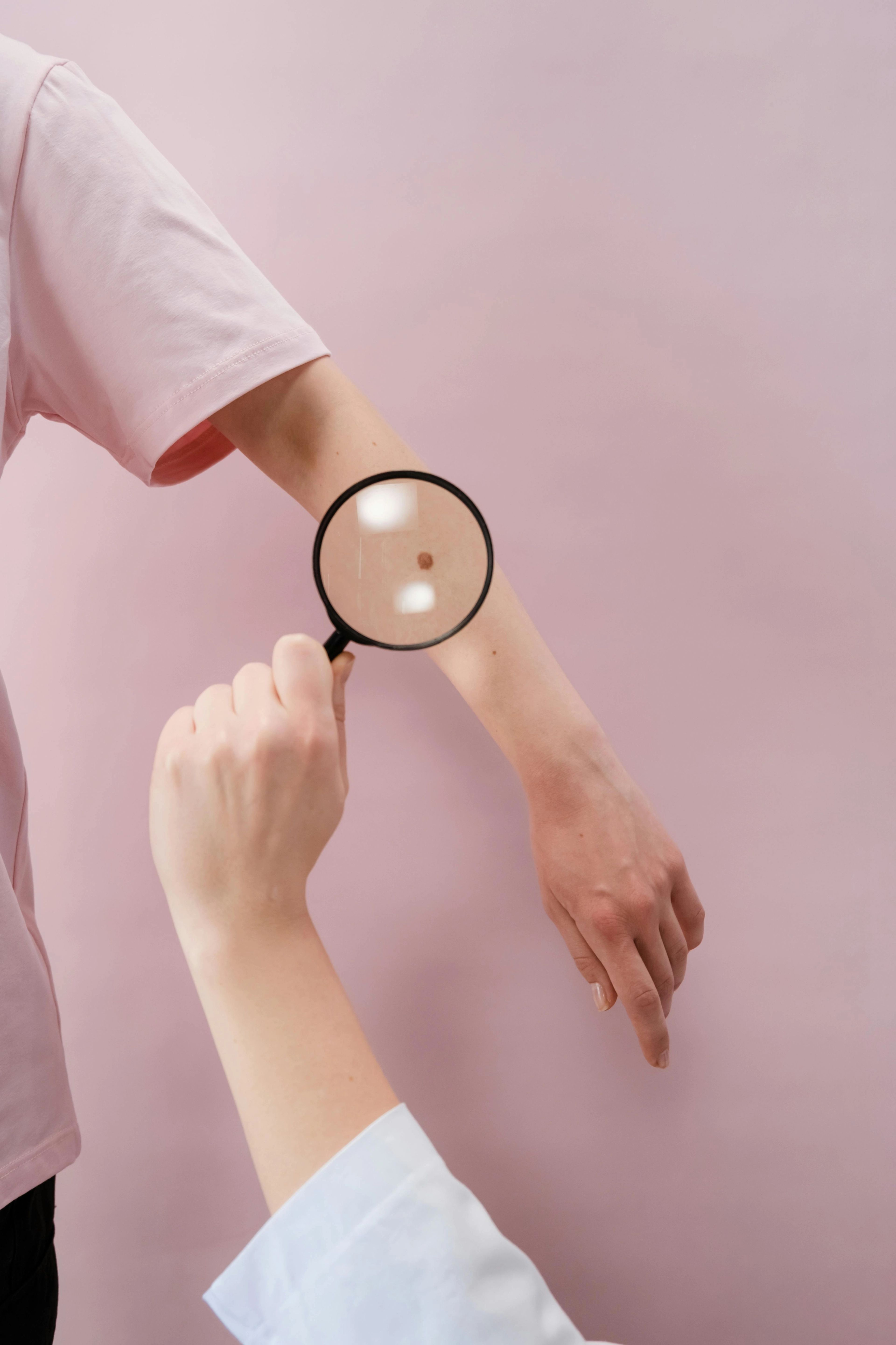 Patient recevant une dermoscopie en Tunisie