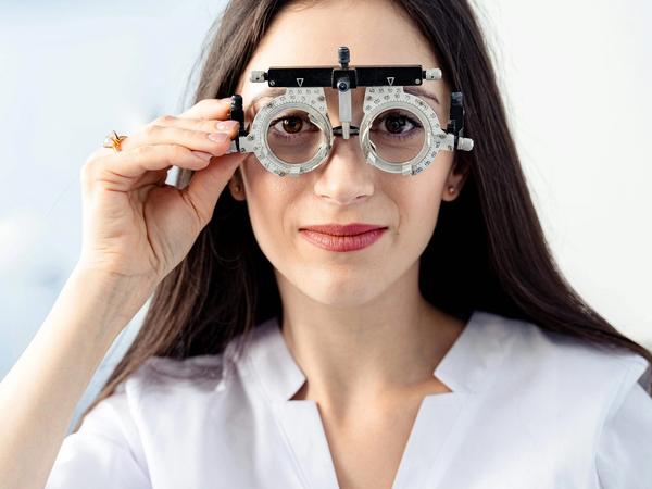 Femme recevant un traitement oculaire