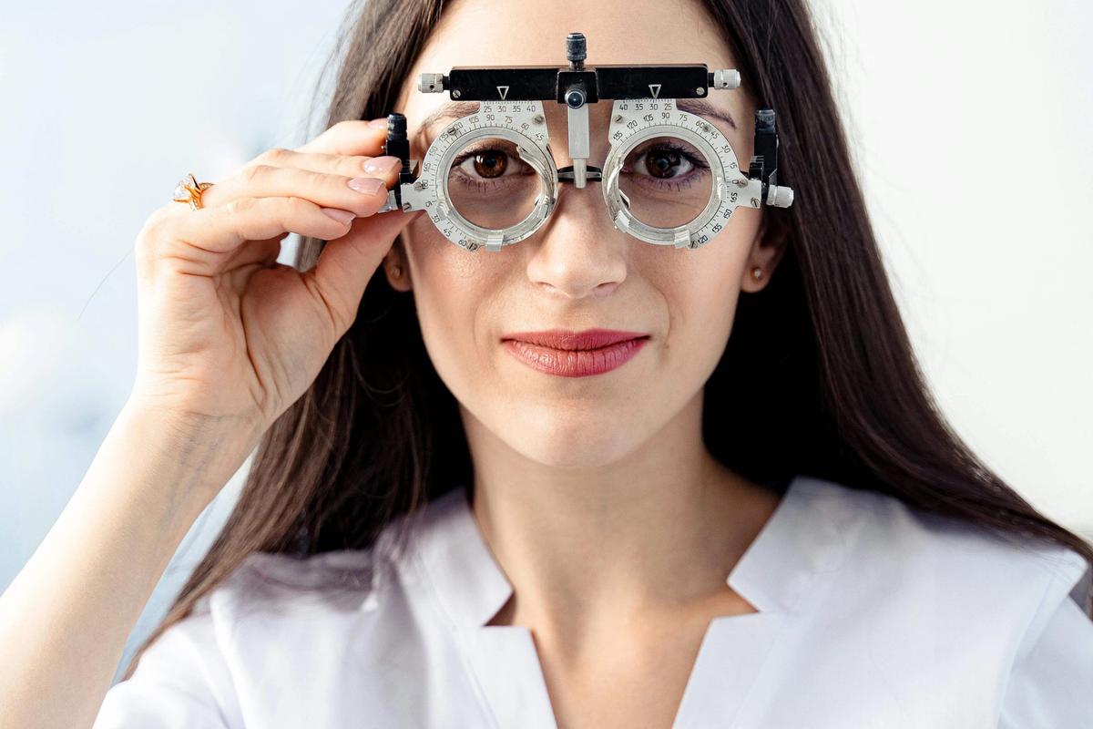 Femme recevant un traitement oculaire