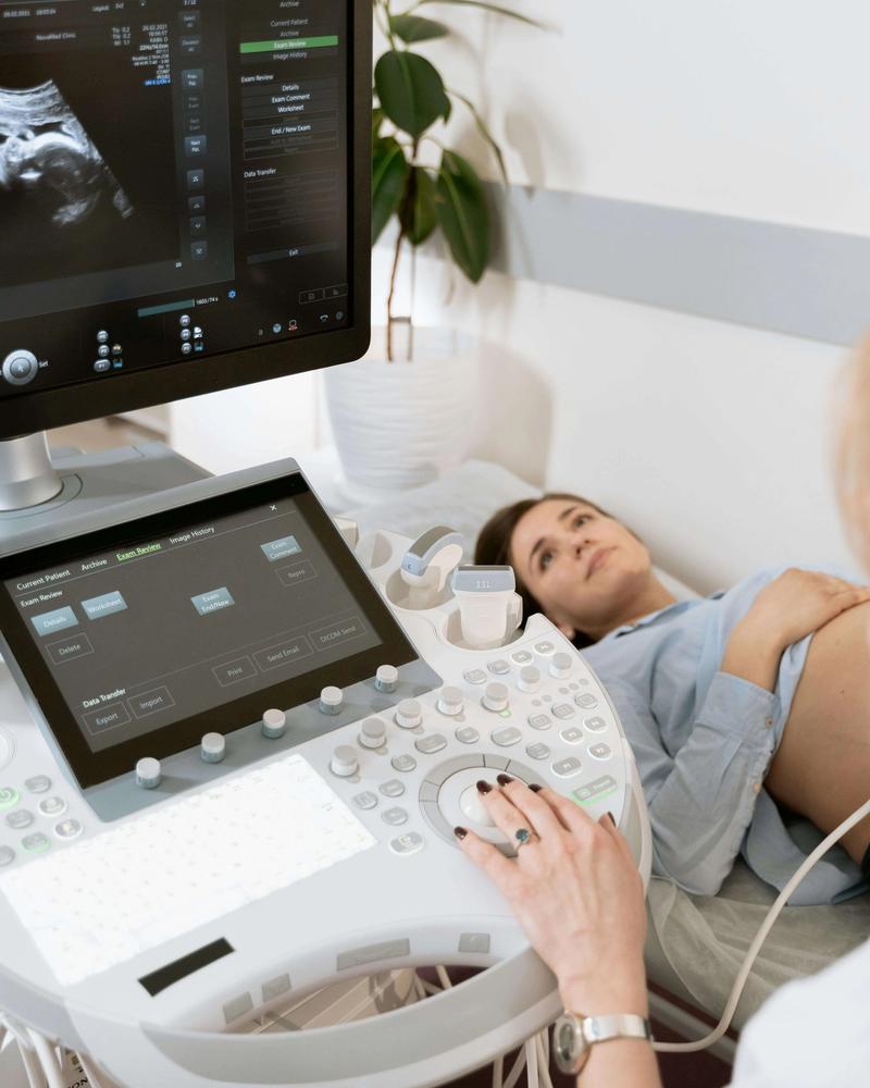 Consultation gynécologique pour un parcours de PMA et FIV dans une clinique moderne en Tunisie.