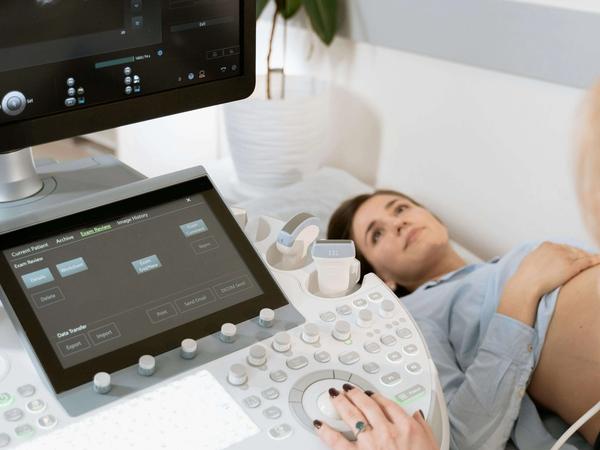 Consultation gynécologique pour un parcours de PMA et FIV dans une clinique moderne en Tunisie.